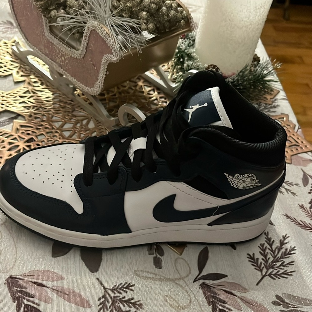 Good condition size 4 1/2 Jordan one color’s white and navy blue